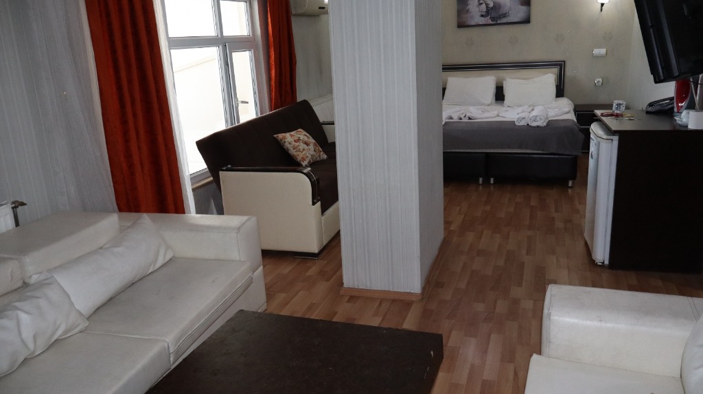 Suit Oda - Geniş Oturma ve Yatak Alanı